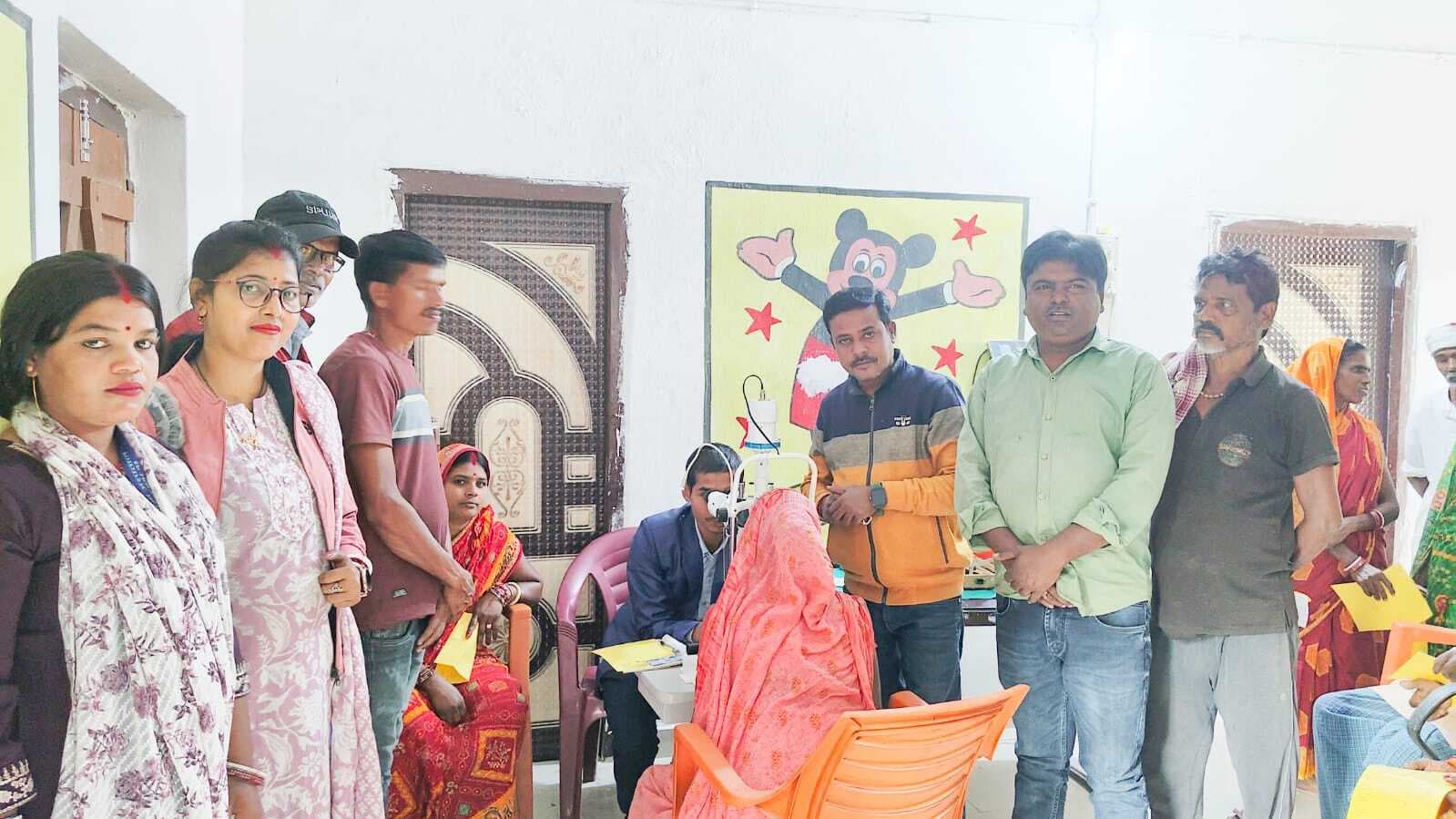 सबदलपुर में शिविर में 180 लोगों ने करायी आंख व कान की जांच