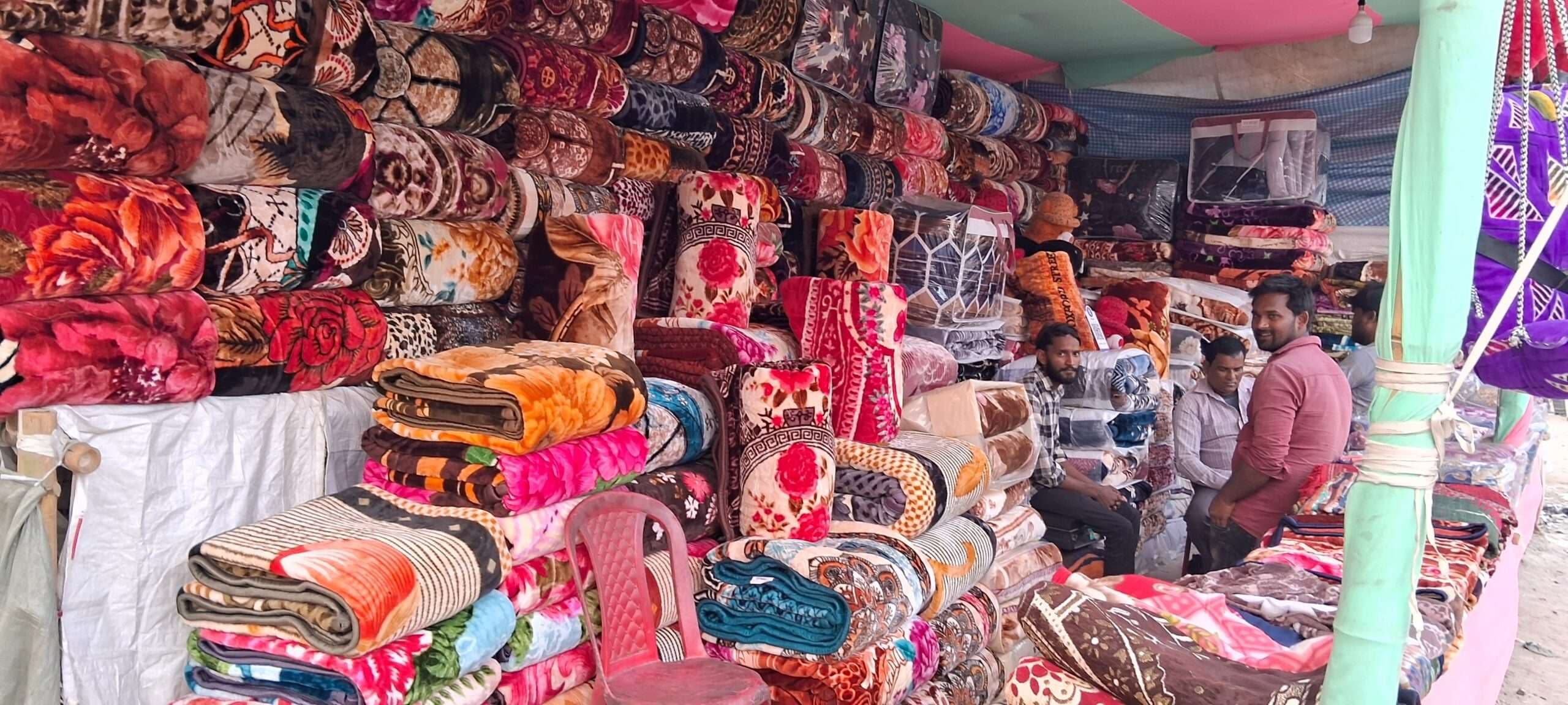 ठंड ने दी दस्तक, ऊनी कपड़ों से गर्म हुआ बाजार