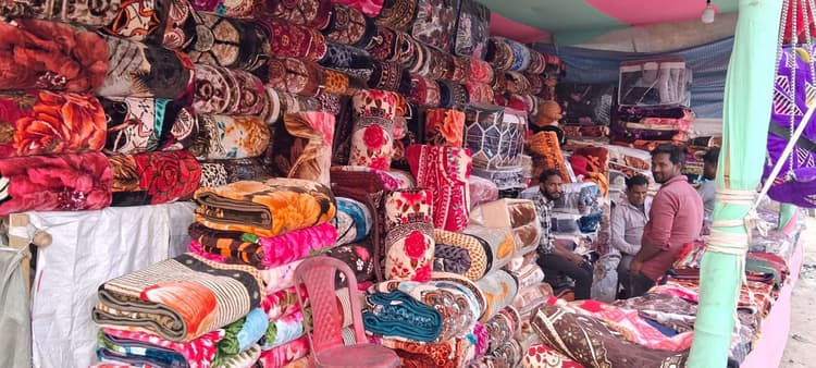 ठंड ने दी दस्तक, ऊनी कपड़ों से गर्म हुआ बाजार