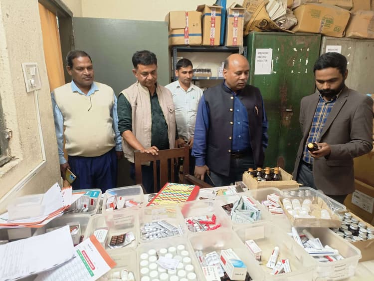 सामुदायिक स्वास्थ्य केंद्र देव का बीडीओ ने किया औचक निरीक्षण