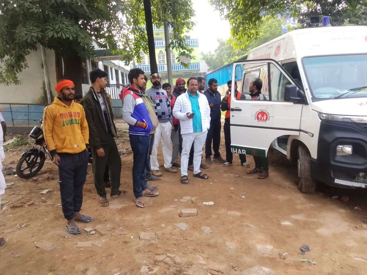 बाइक सवार पिता-पुत्र को अज्ञात वाहन ने मारी टक्कर, पिता की मौत