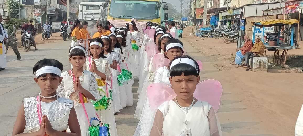 आरसी चर्च से निकाली गयी ख्रीस्त राजा की शोभायात्रा