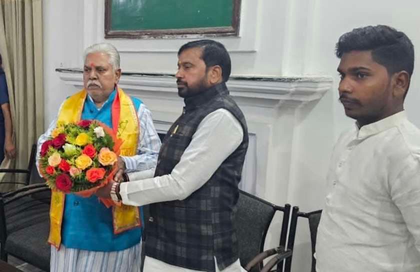 पूर्व मंत्री डॉ प्रेम कुमार को किया सम्मानित