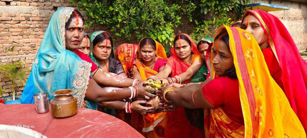 महिलाओं ने किया रविवार व्रत, सूर्य को दिया अर्घ