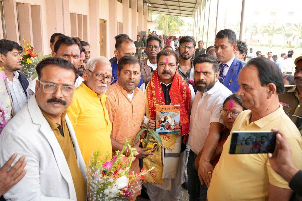 गायत्री परिवार ट्रस्ट ने मंत्री  डॉ दिलीप कुमार जायसवाल  का  किया अभिनंदन