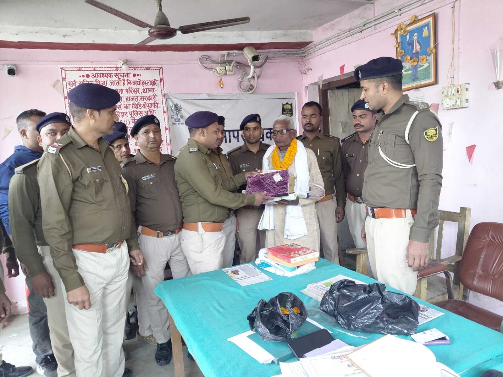 विजयीपुर में चौकीदार जगदीश यादव को सम्मान के साथ दी गयी विदाई