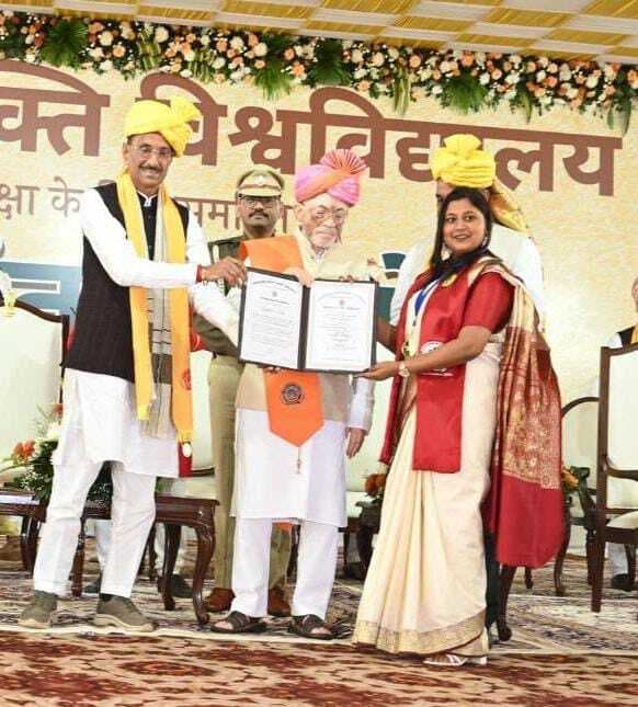 फॉरेंसिक साइंस में टॉपर बनी युक्ता, राज्यपाल व रक्षा राज्य मंत्री ने किया सम्मानित