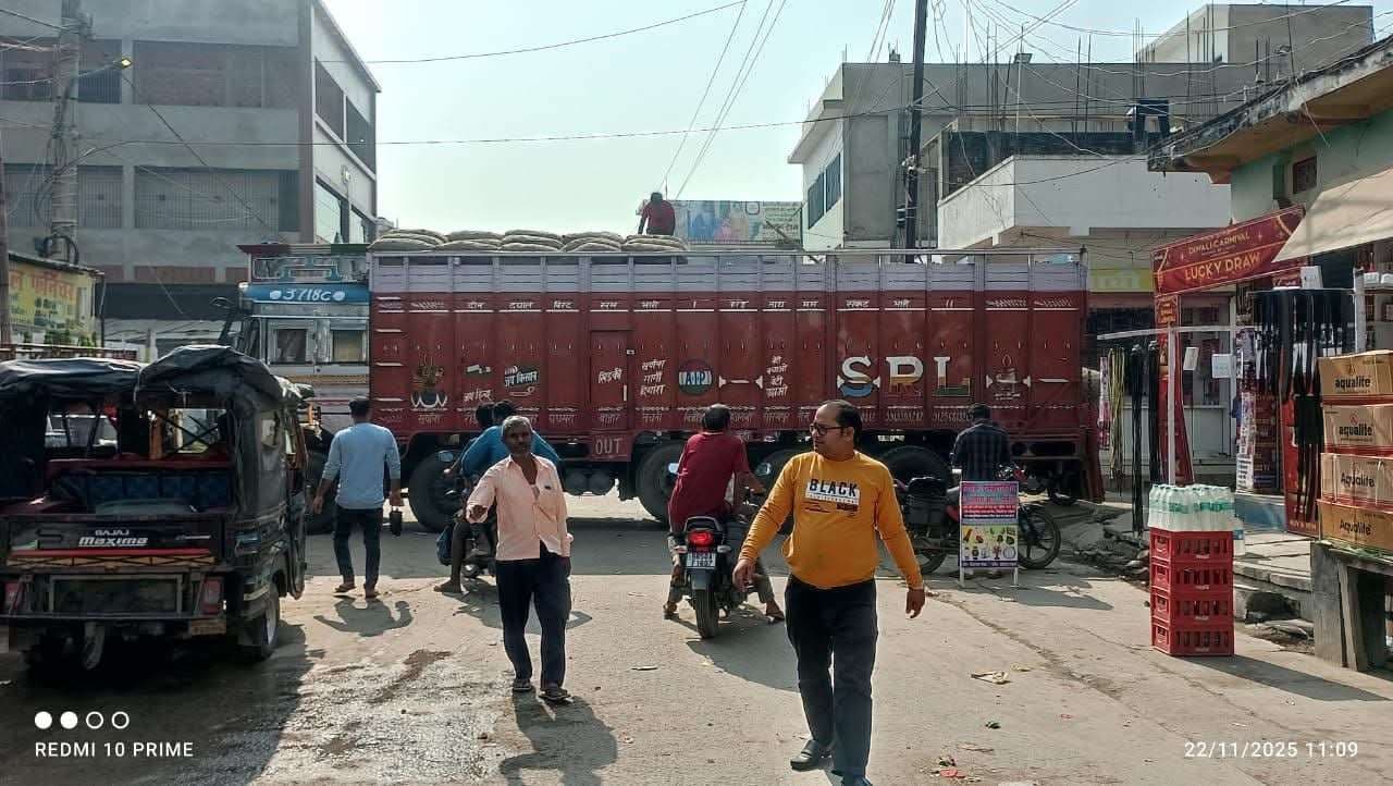 सड़क पर ट्रक खड़ा कर सामान किया जाता है अनलोड