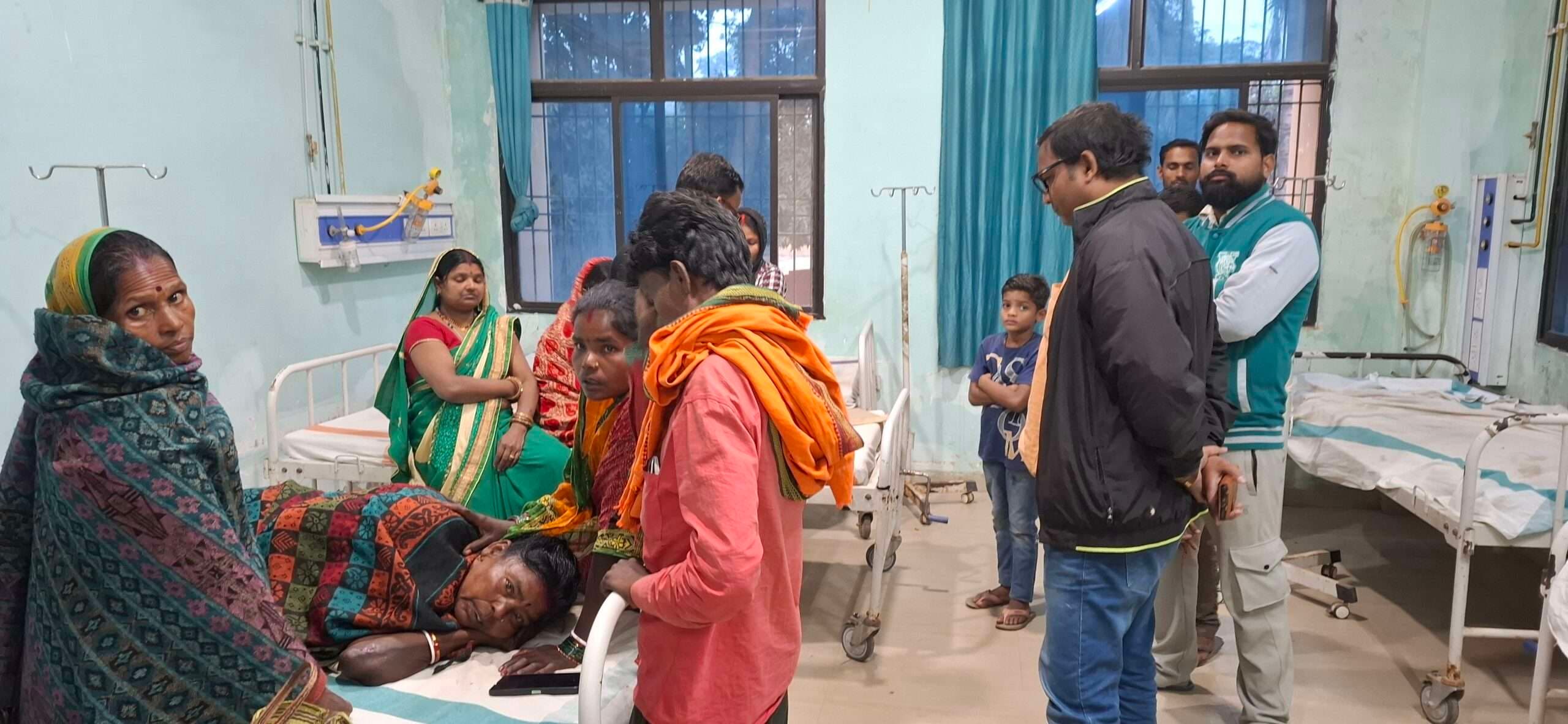 ई-रिक्शा पलटने से चार लोग घायल, दो की हालत गंभीर