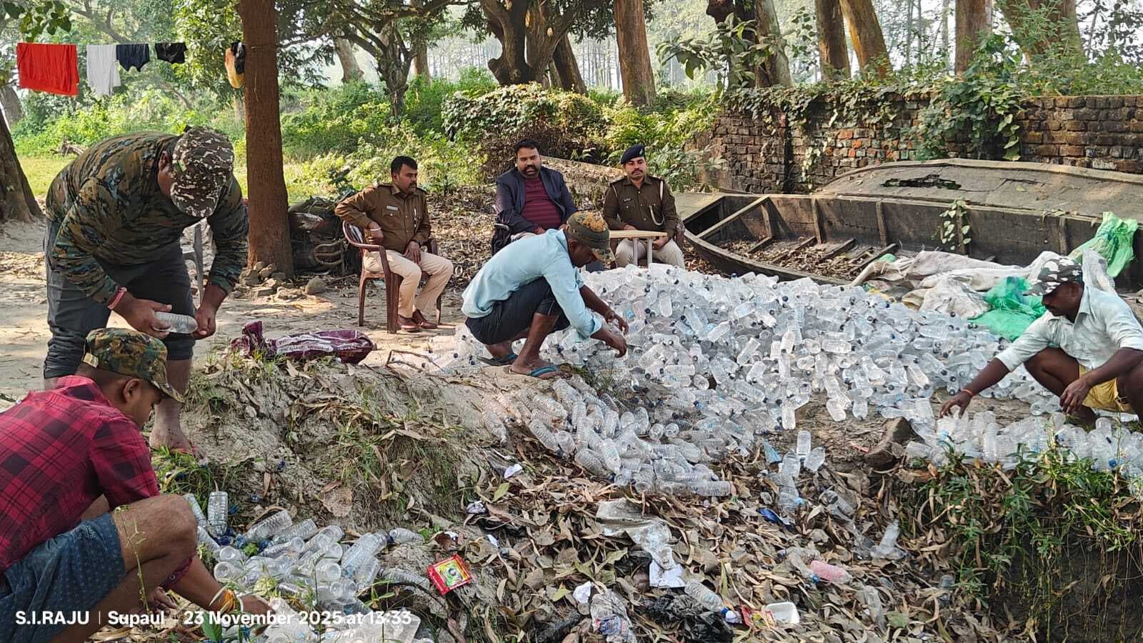 रतनपुर थाना परिसर में जब्त शराब को किया गया नष्ट