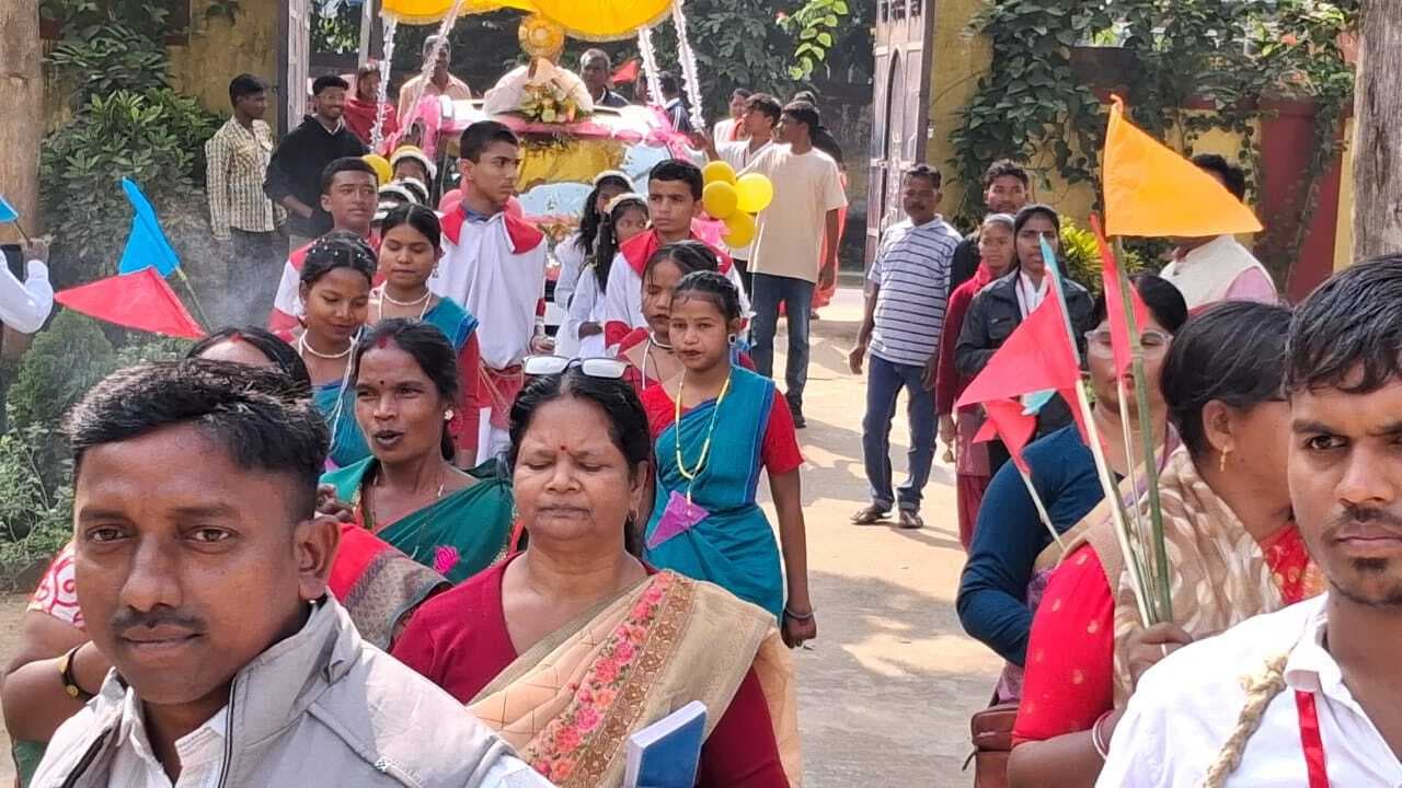 ख्रीस्त राजा पर्व पर निकाली गयी भव्य शोभायात्रा