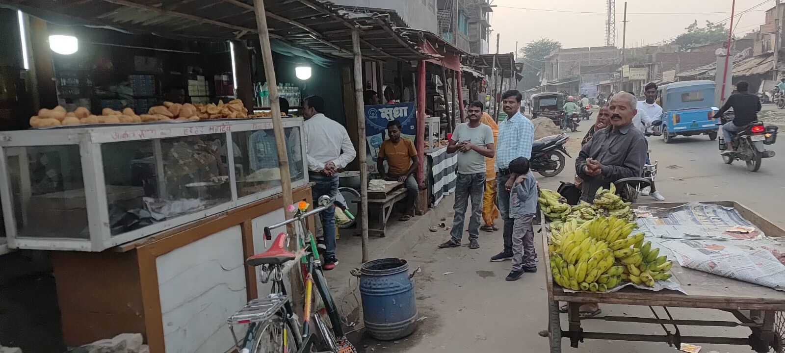 फुटपाथ अतिक्रमण व अवैध पार्किंग से आवाजाही होती है बाधित