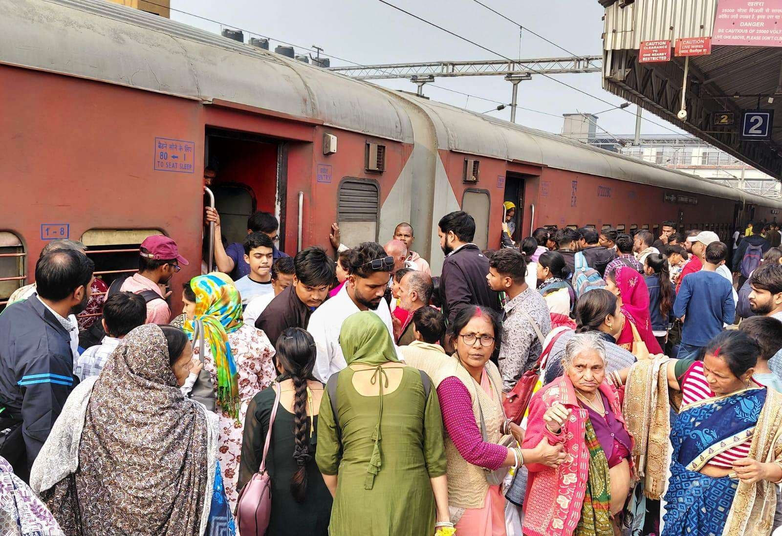 नौ घंटे विलंब से चलकर जमालपुर पहुंची दिल्ली-कामाख्या ब्रह्मपुत्र मेल