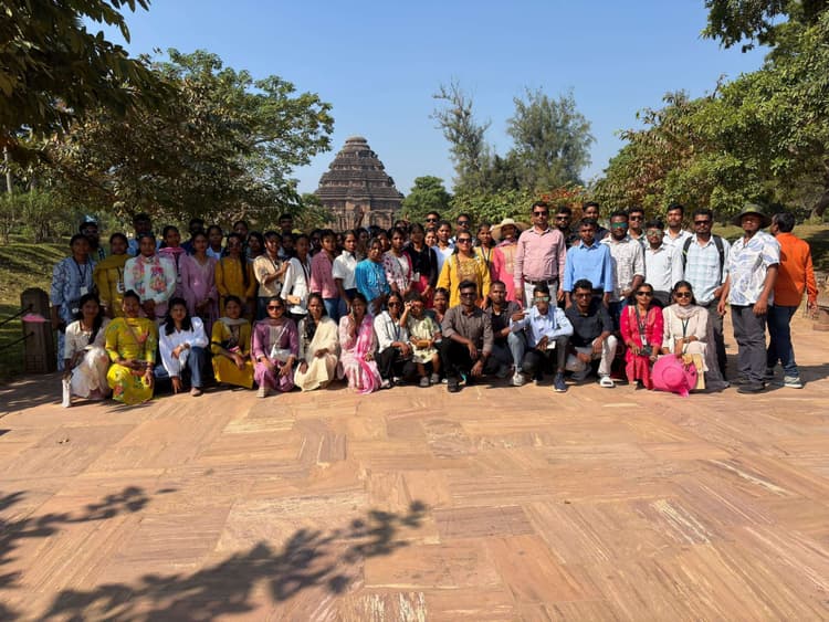 शैक्षणिक भ्रमण से लौटे विद्यार्थी