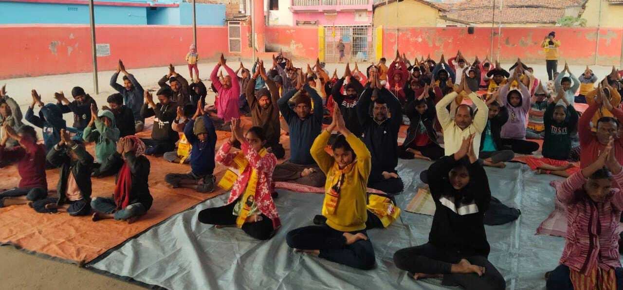 महिला-पुरुष व बच्चों ने किया योगाभ्यास