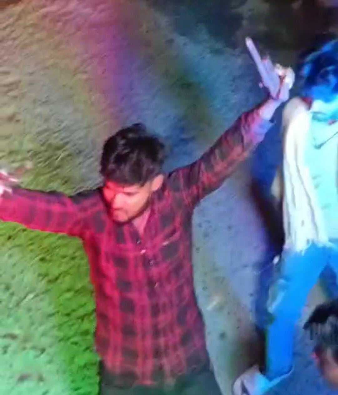 शादी के उत्सव में हथियार के साथ डांस करने का वीडियो हो रहा वायरल