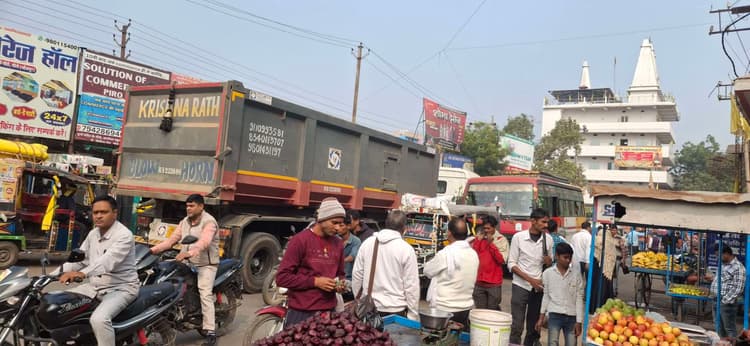 नो इंट्री के बावजूद पीरो में ट्रकों का हो रहा परिचालन