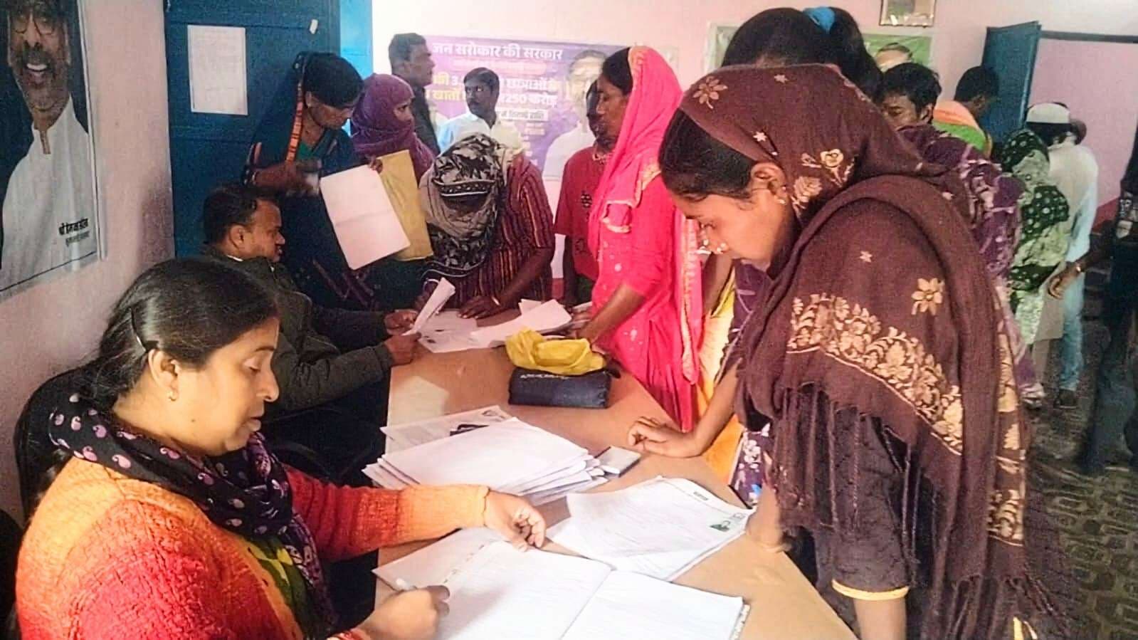 शिविर में लिये गये आवेदन, बतायी गयीं योजनाएं