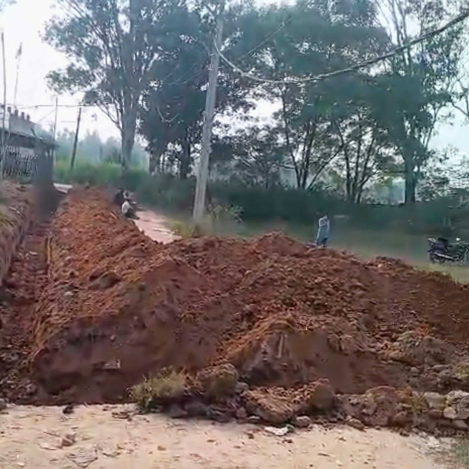 सड़क अतिक्रमण के विरुद्ध ग्रामीणों ने विधायक व थाने को दिया आवेदन