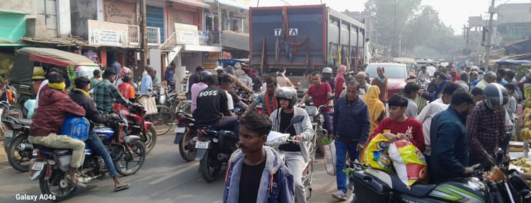 पंजवारा बाजार में जाम के कारण घंटों में तय हो रहा मिनटों का रास्ता