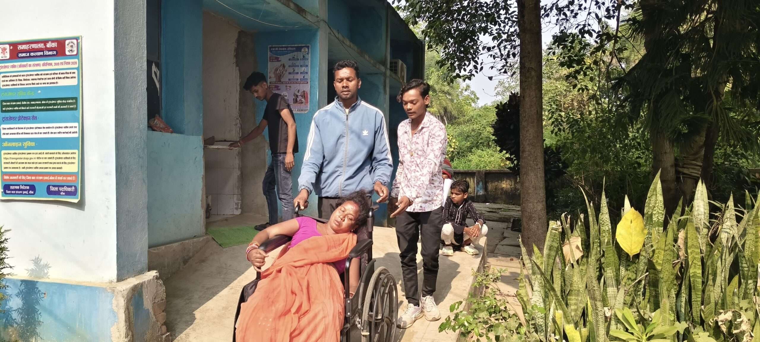 सड़क हादसे में दो महिला गंभीर रूप से घायल