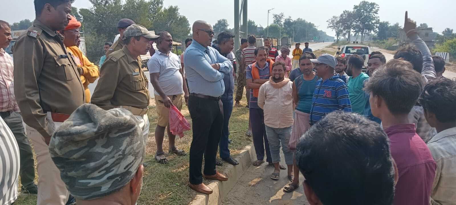 पोड़ैयाहाट. एनएच फोर लेन सडक पर कट की मांग पर प्रदर्शन