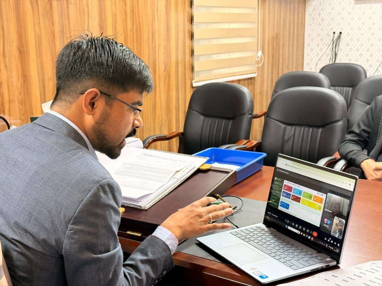 Deoghar News : योजनाओं में नये लाभुकों का चयन व शिकायतों का स्थल पर ही निष्पादन : डीसी