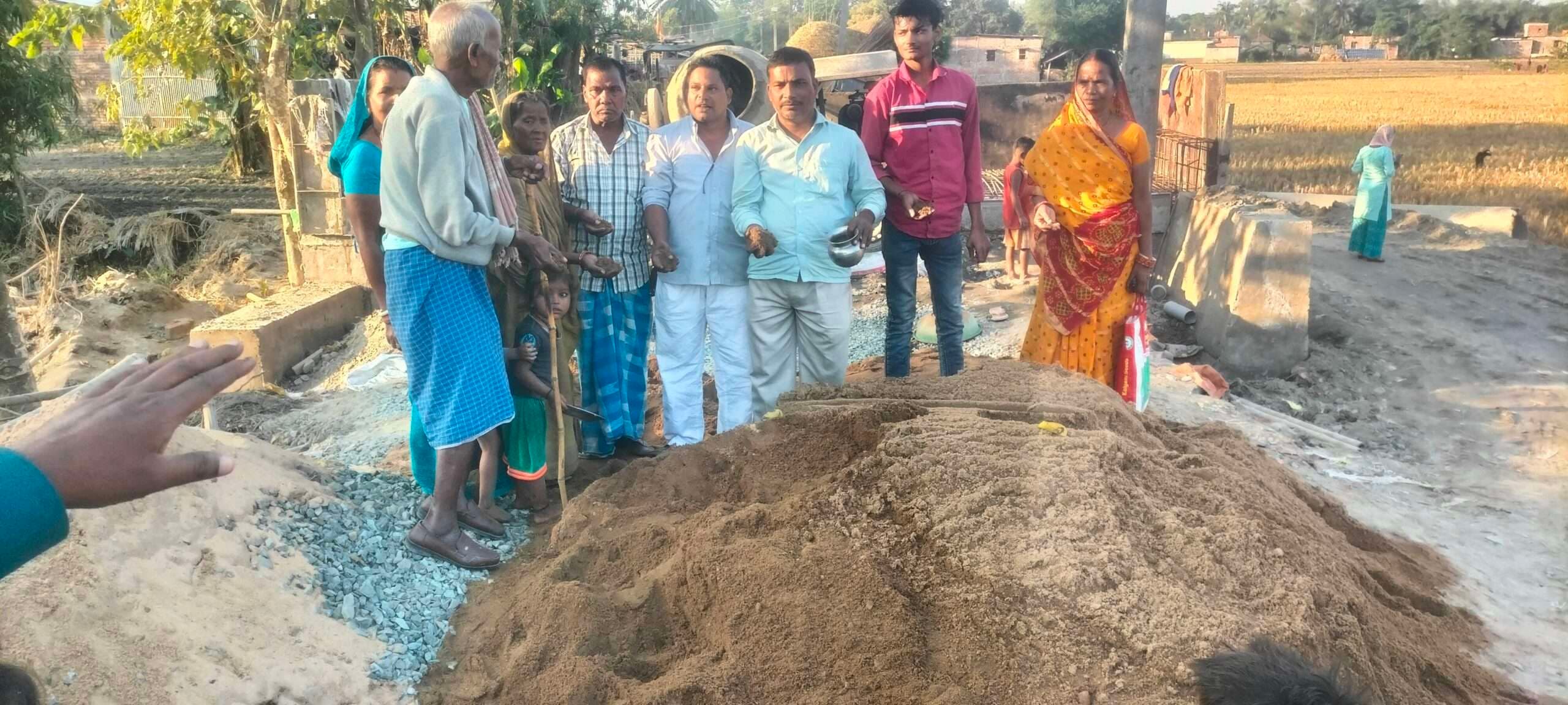 पुलिया निर्माण में अनियमितता, ग्रामीणों ने किया प्रदर्शन