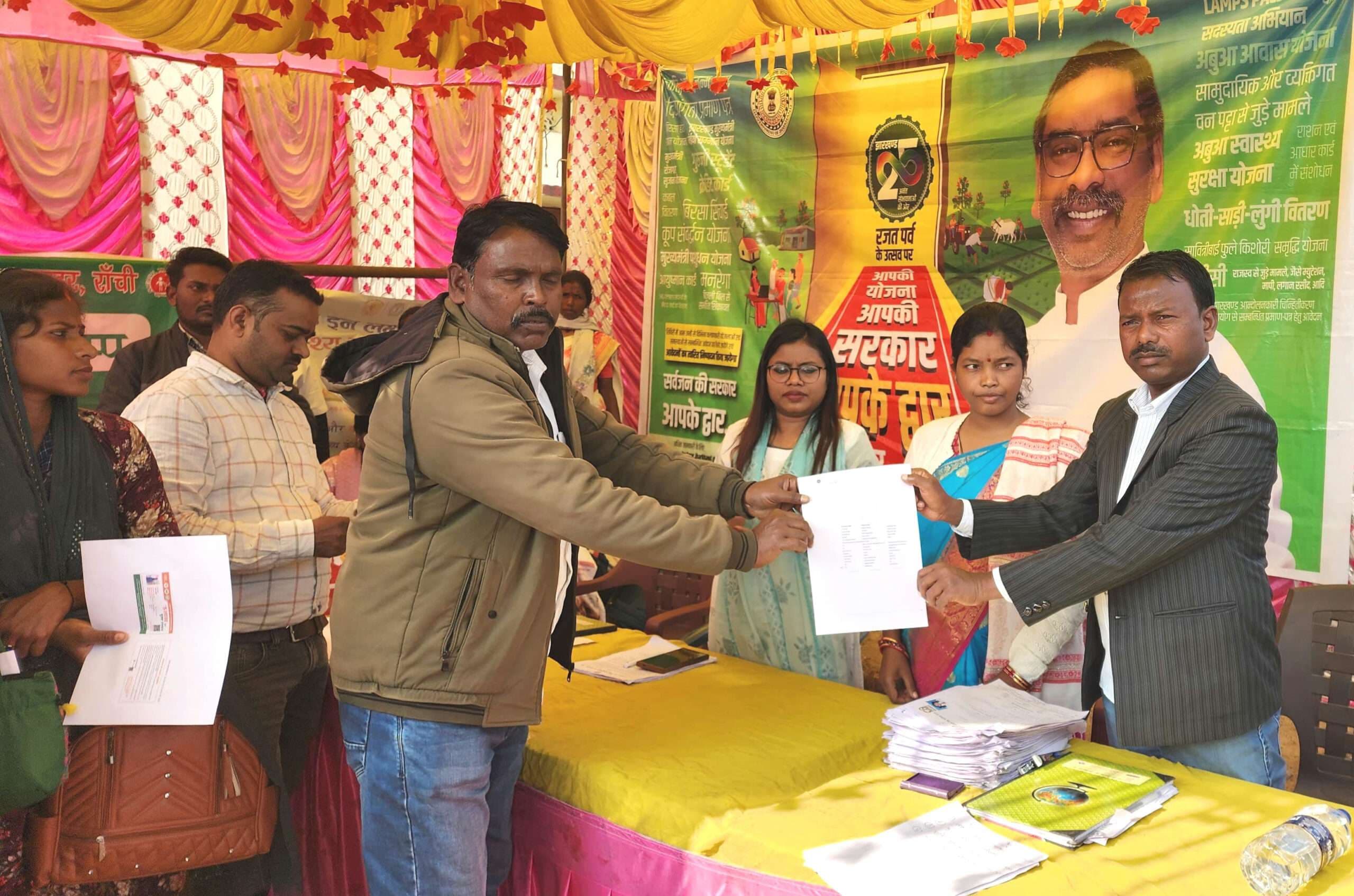 बिसाहाखटंगा से 1001 व महुआजाड़ी से 808 आवेदन मिले