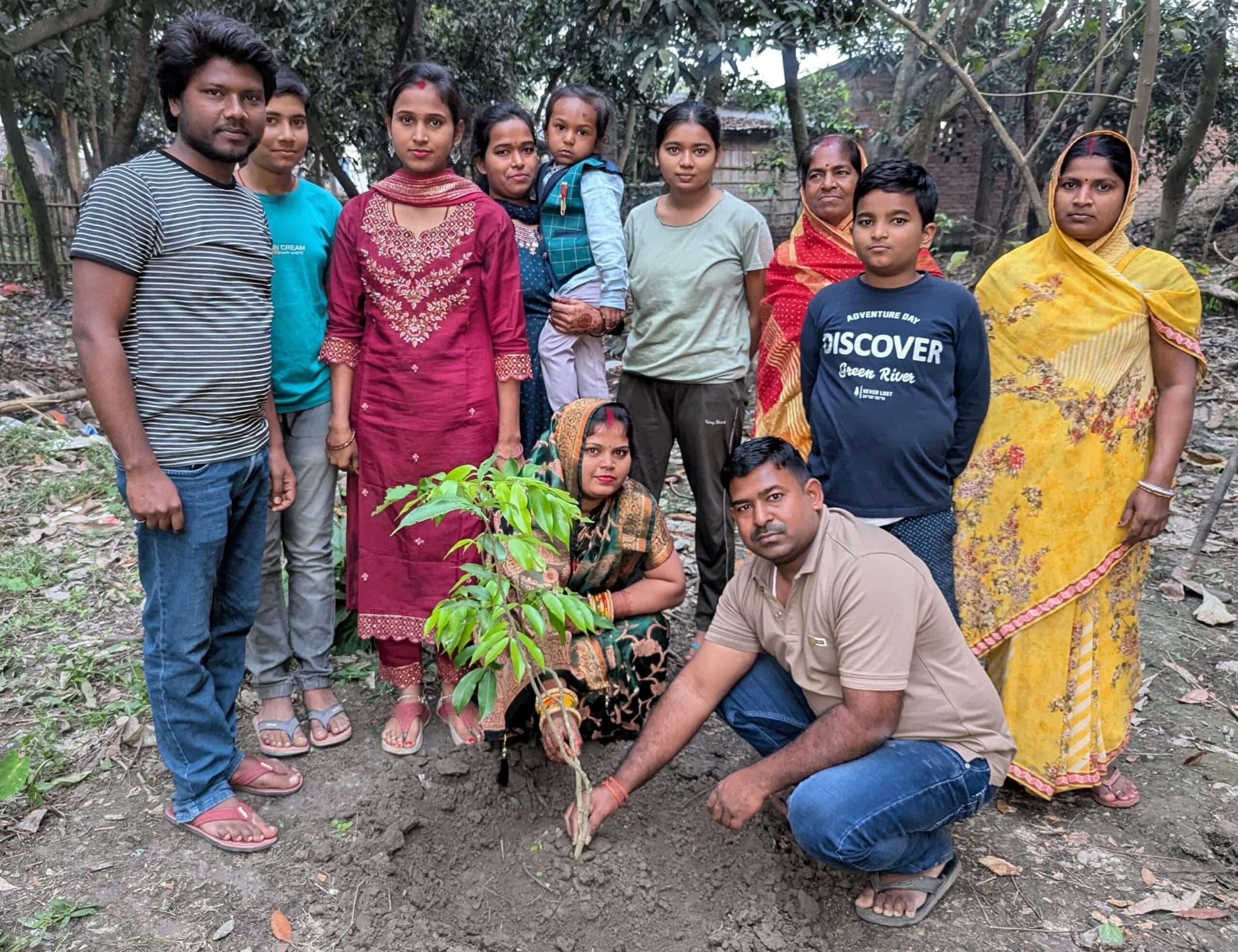 पसराहा में शादी की चौथी सालगिरह पर दंपति ने किया पौधारोपण