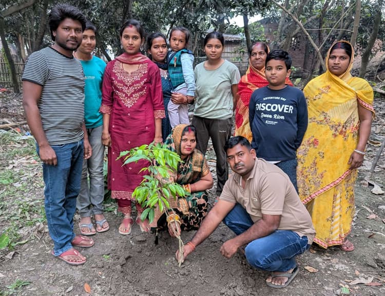 पसराहा में शादी की चौथी सालगिरह पर दंपति ने किया पौधारोपण
