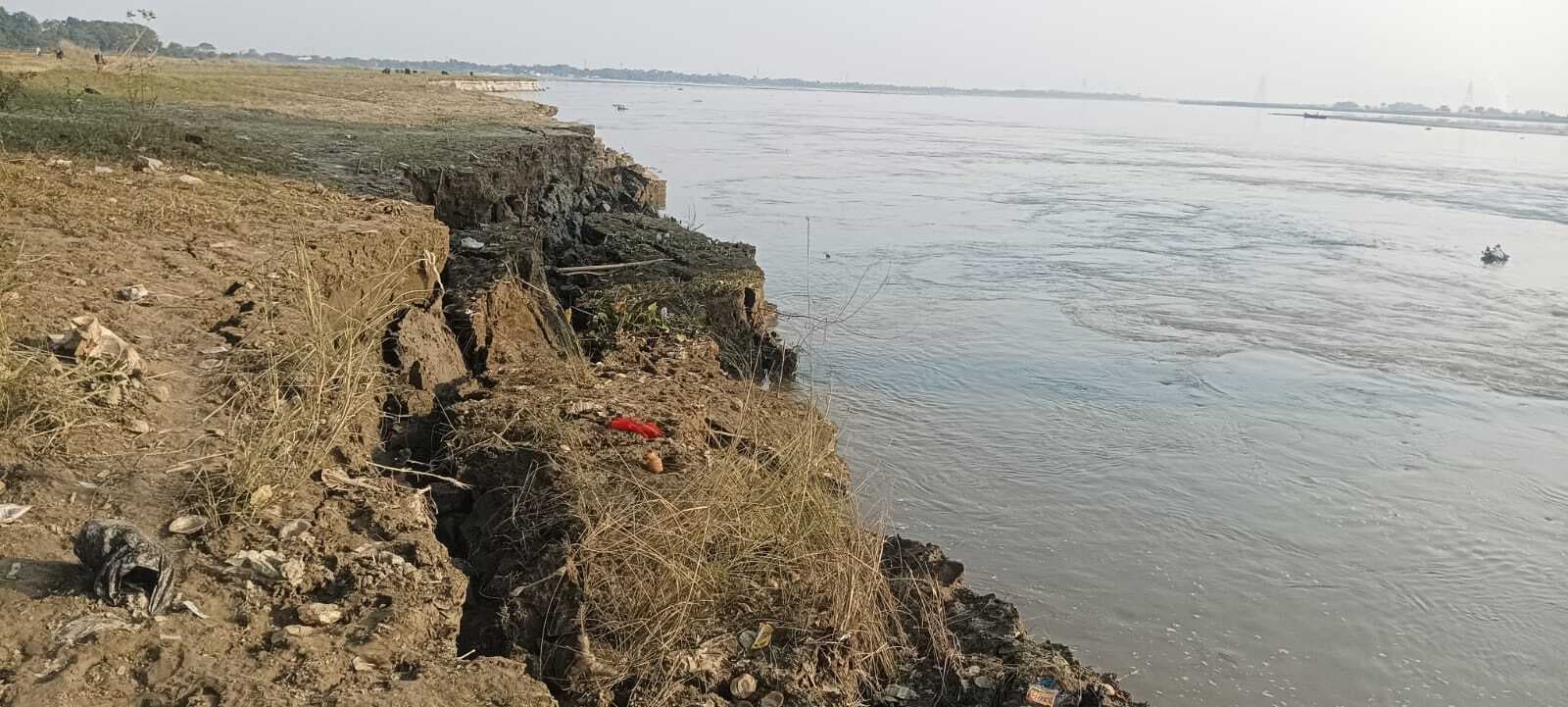 जलस्तर में गिरावट से कोसी कटाव जारी, संभावित खतरे से सहमे लोग