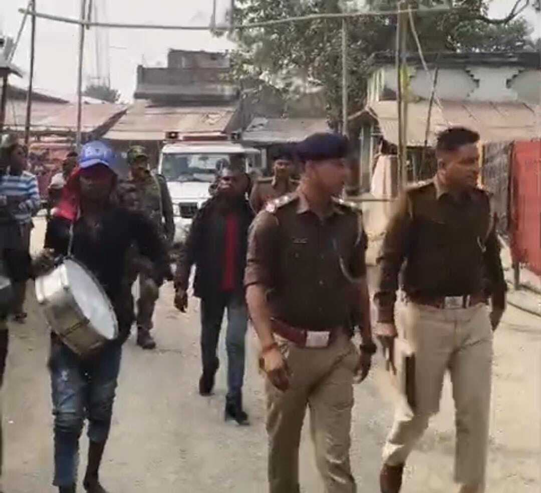 हत्यारोपित समेत आर्म्स एक्ट के फरारी अभियुक्तों के घर पुलिस ने चिपकाया इश्तेहार