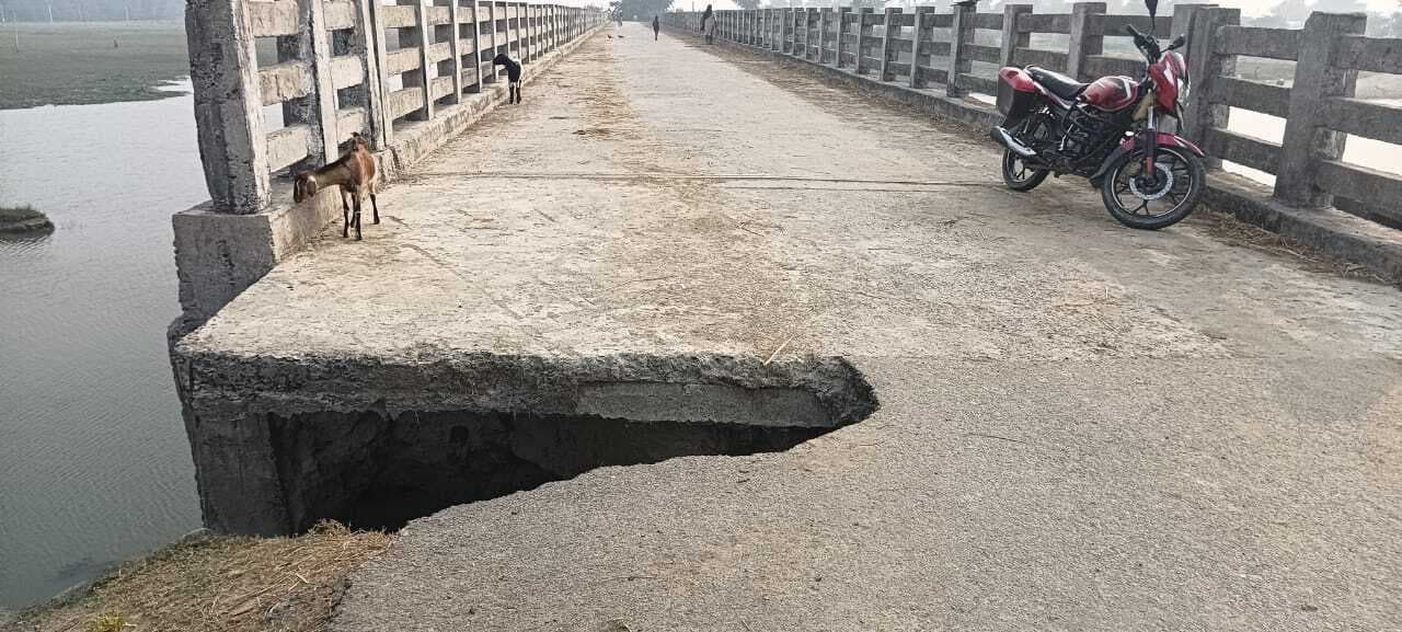 पुलिया एप्रोच पथ पर बना रेनकट, संभावित दुर्घटना को दे रही दस्तक