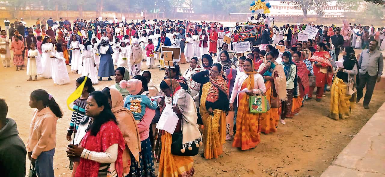 Chaibasa News : रोमन कैथोलिक चर्च में मना ख्रीस्त राजा पर्व, निकली शोभायात्रा