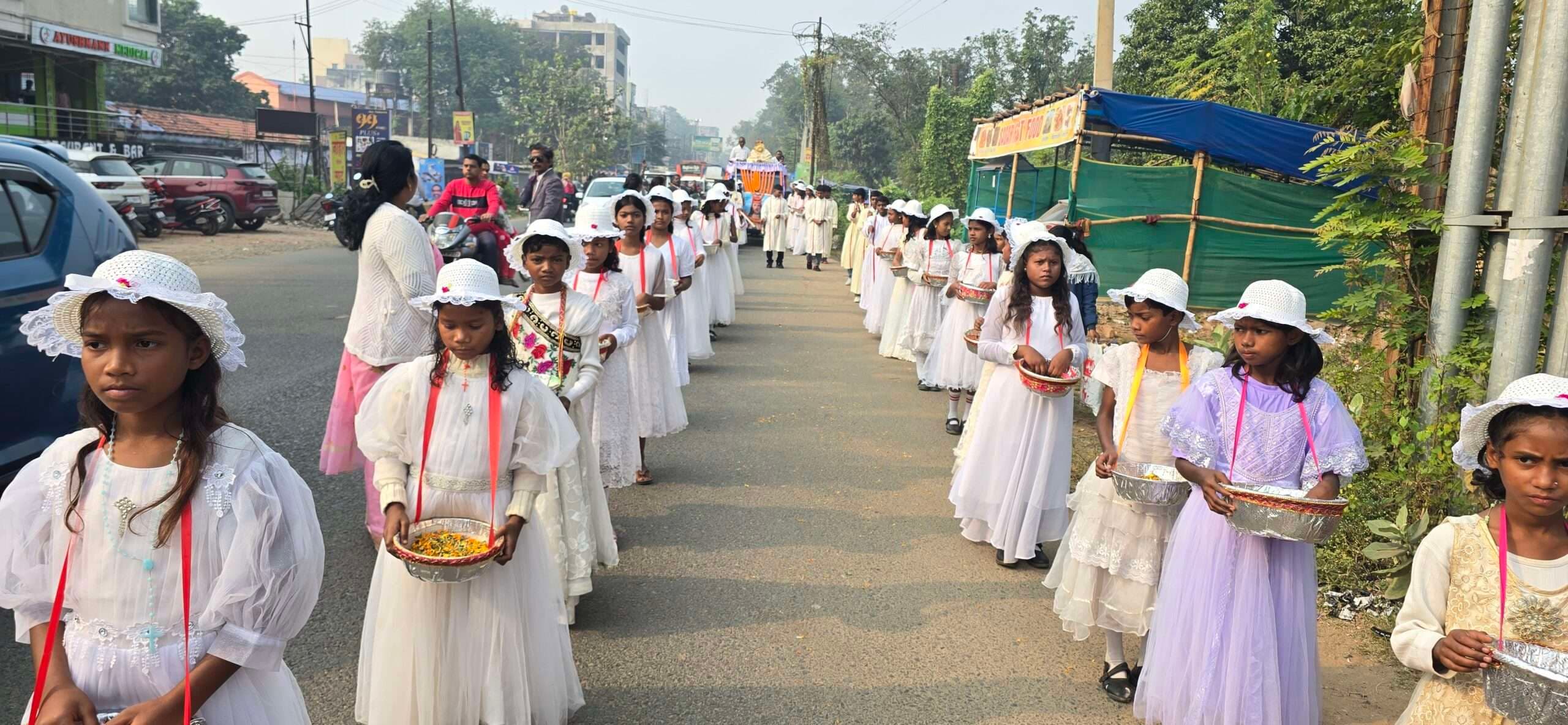 Chaibasa News : झांकी और प्रभु गान से गूंजा चक्रधरपुर प्रखंड