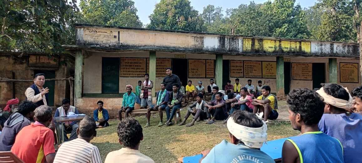 Chaibasa News : ट्रांसफाॅर्मर, आंगनबाड़ी भवन और पेयजल आपूर्ति की गंभीर समस्या