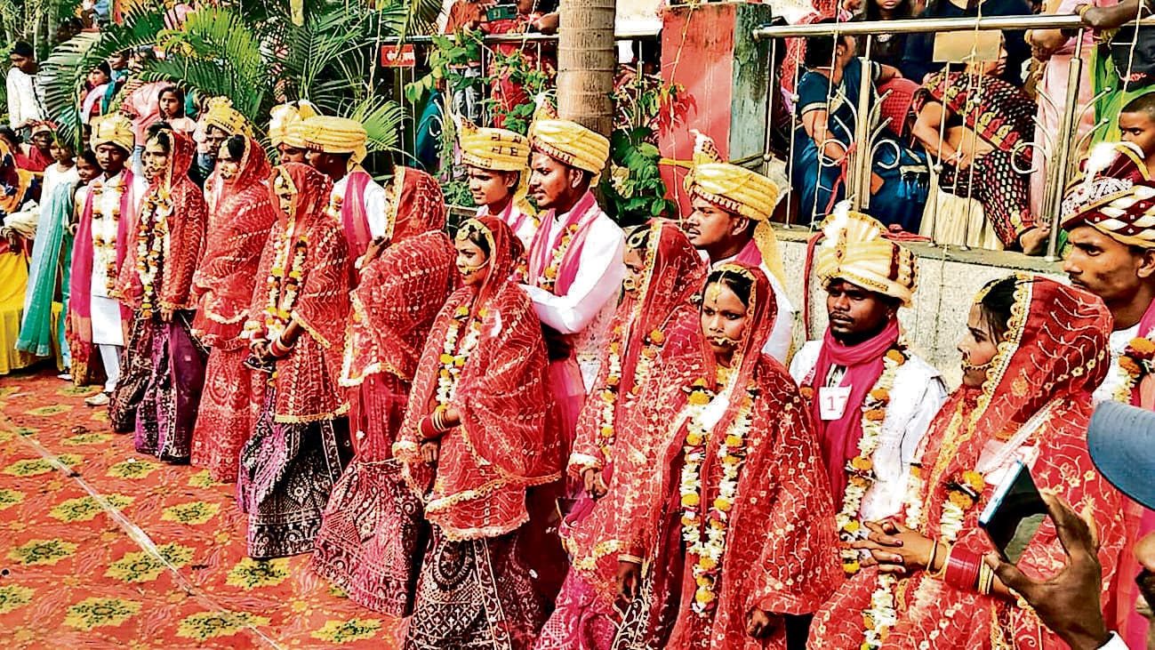 Bokaro News : एक साथ परिणय सूत्र में बंधे 18 जोड़े