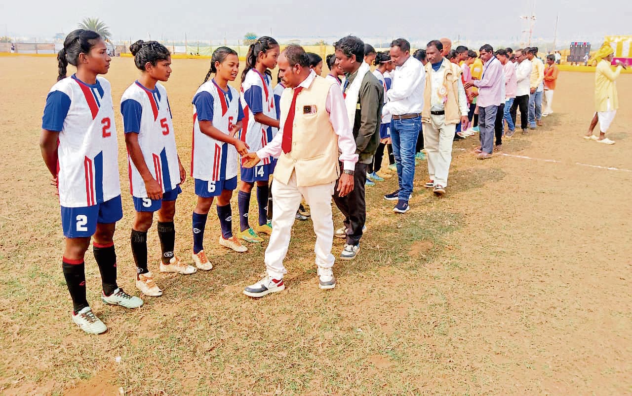 East Singhbhum News : पुरुषों में रहमान एफसी और महिला में पुरुलिया चैंपियन