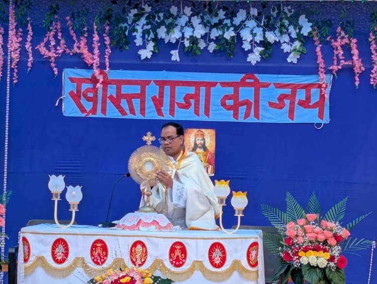 Giridih News: यीशु ख्रीस्त राजा... तेरा राज आवे के उद्घोष के साथ निकली शोभा यात्रा