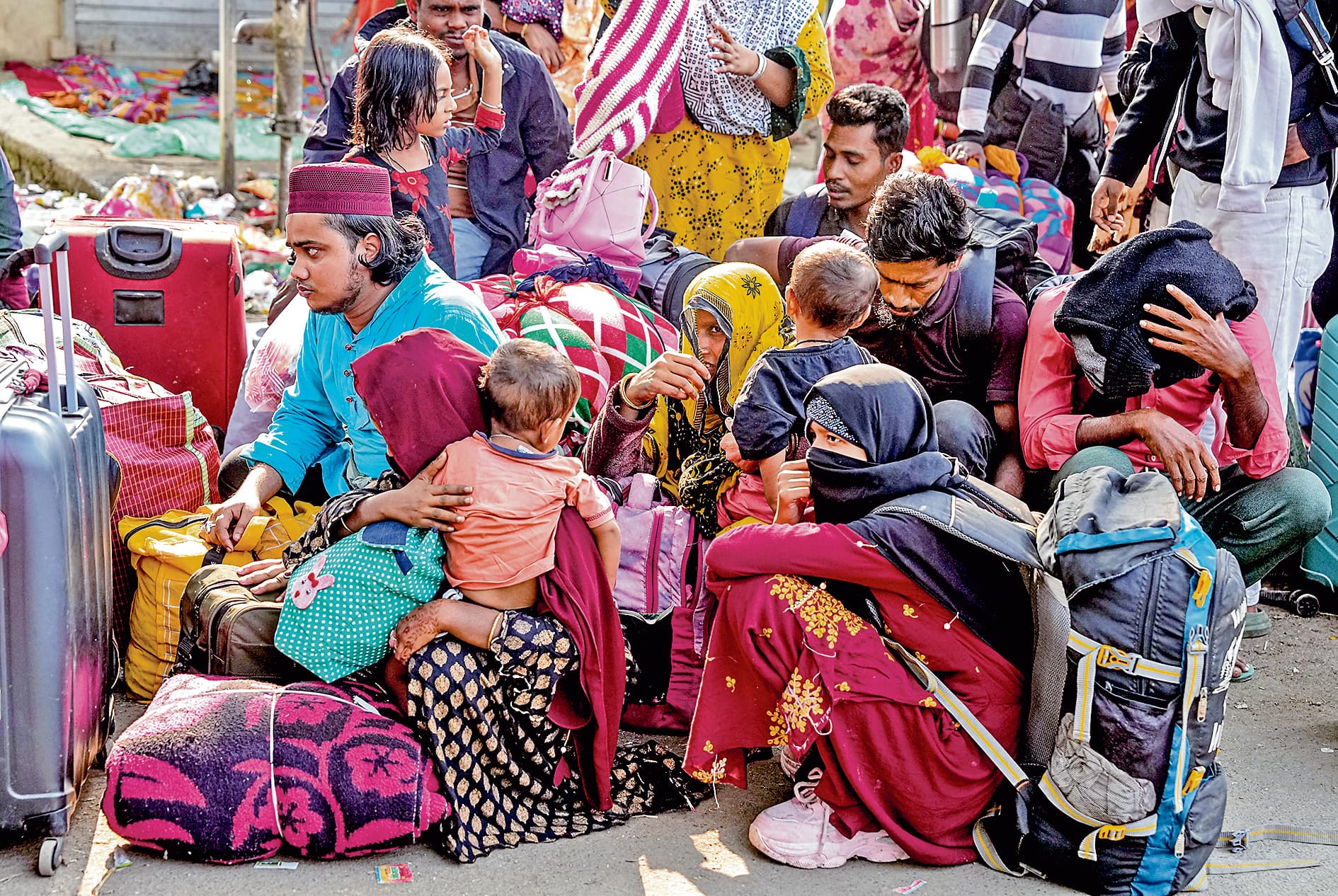 एसआइआर शुरू होने के बाद से हकीमपुर सीमा पर बढ़ी अवैध बांग्लादेशियों की भीड़
