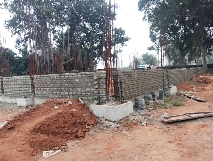 बिना प्राक्कलन बोर्ड  लगाये ही पंचायत सरकार भवन  का हो रहा निर्माण