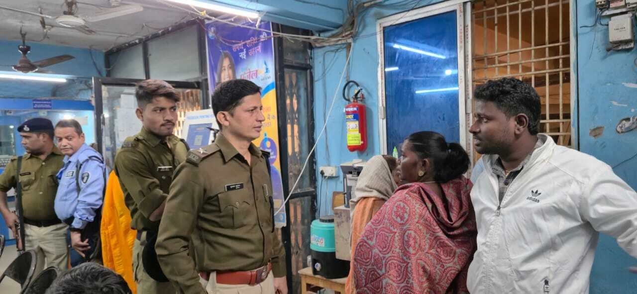 सीसीटीवी दुरूस्त व बैंक में आने जाने वालों पर निगाह रखें गार्ड