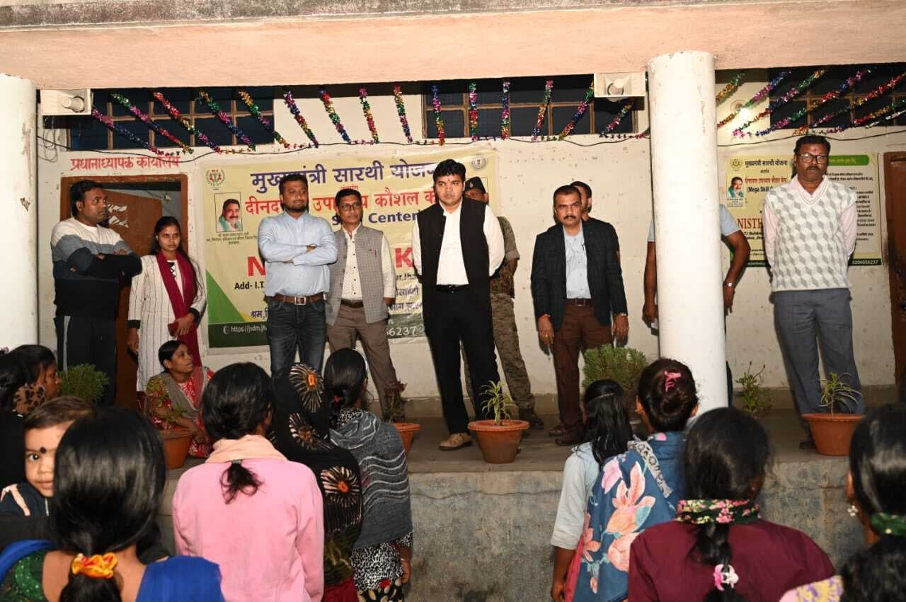 प्रशिक्षुओं से डीसी ने किया संवाद, ट्रेडों में प्रगति की ली जानकारी