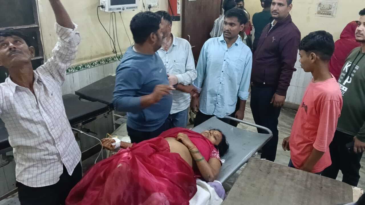 लोहिजरा बाजार के पास ट्रक की चपेट में आने से महिला घायल, गोरखपुर रेफर