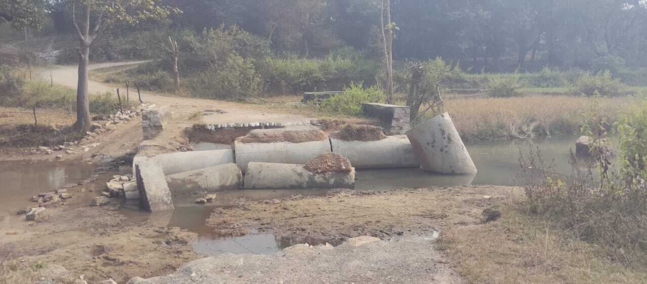 कलभर्ट पुलिया के बहने से परेशानी