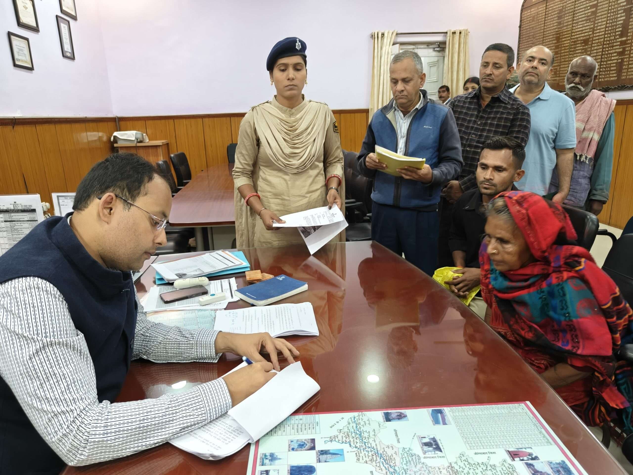 डीएम ने लगाया जनता दरबार, लोगों की सुनी समस्याएं