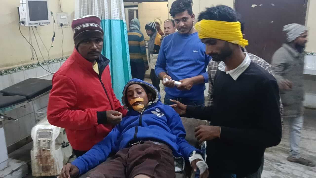 हरबासा में अनियंत्रित होकर मोटरसाइकिल पलटी, दो युवक गंभीर रूप से हुए घायल