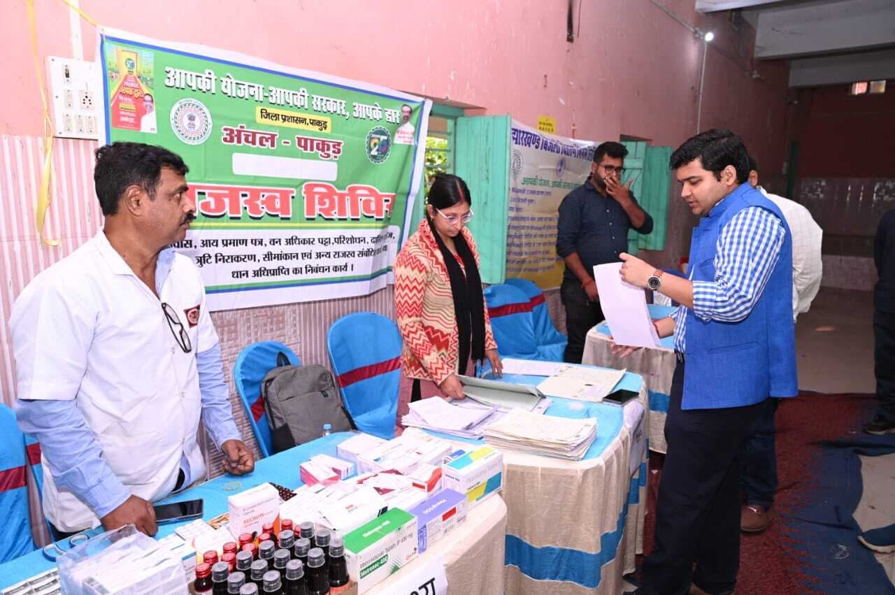 लाभुकों की समस्याएं करें दूर, योजनाओं की स्पष्ट जानकारी दें अधिकारी: डीसी