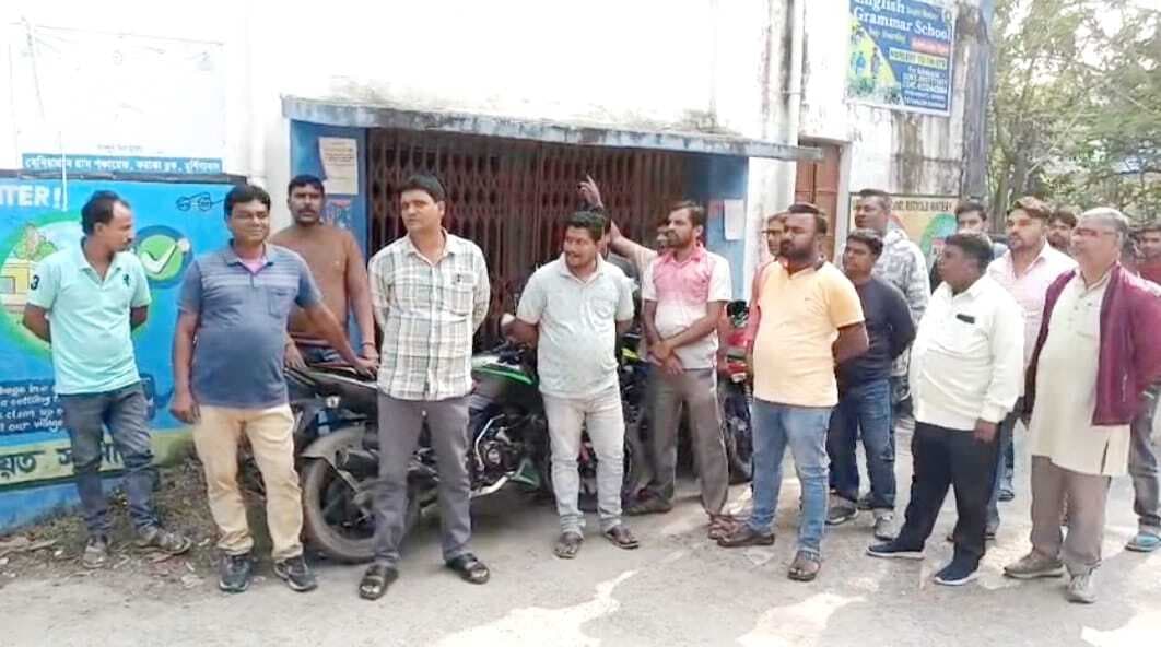 पंचायत कार्यालय खुलवाने पहुंचे बीडीओ का टीएमसी पंचायत अध्यक्ष का विरोध